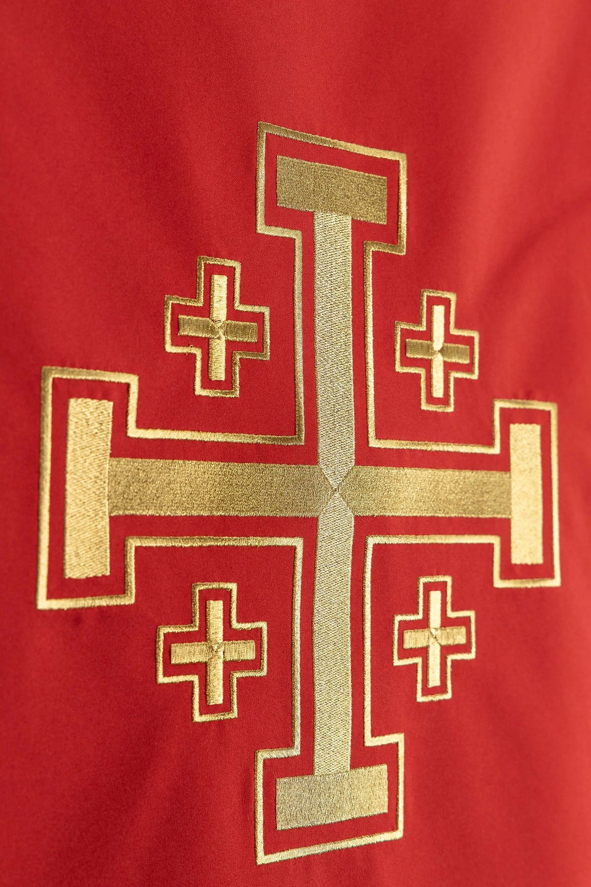 Voile de lutrin rouge avec croix de Jérusalem dorée, gros plan de la broderie