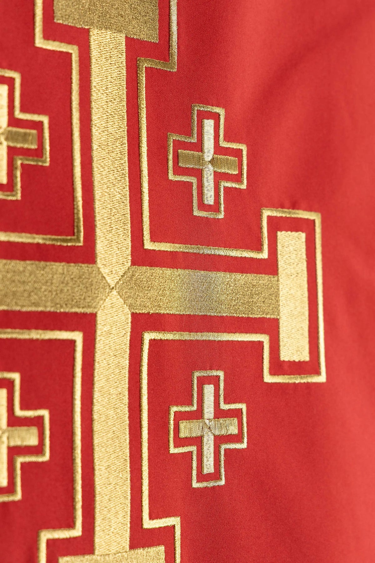 Voile de lutrin rouge avec croix de Jérusalem dorée, détail des petites croix