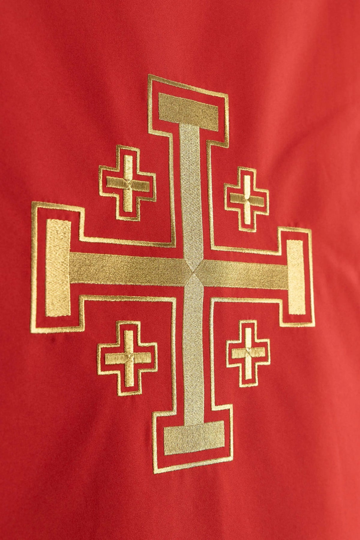Voile de lutrin rouge avec croix de Jérusalem dorée, vue rapprochée