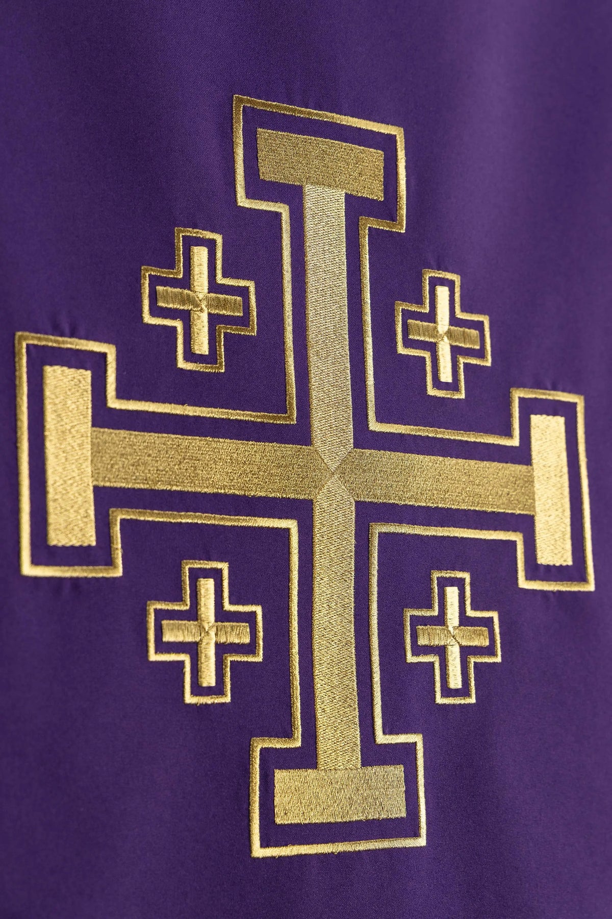 Violet voile de lutrin avec croix de Jérusalem dorée, vue rapprochée du motif