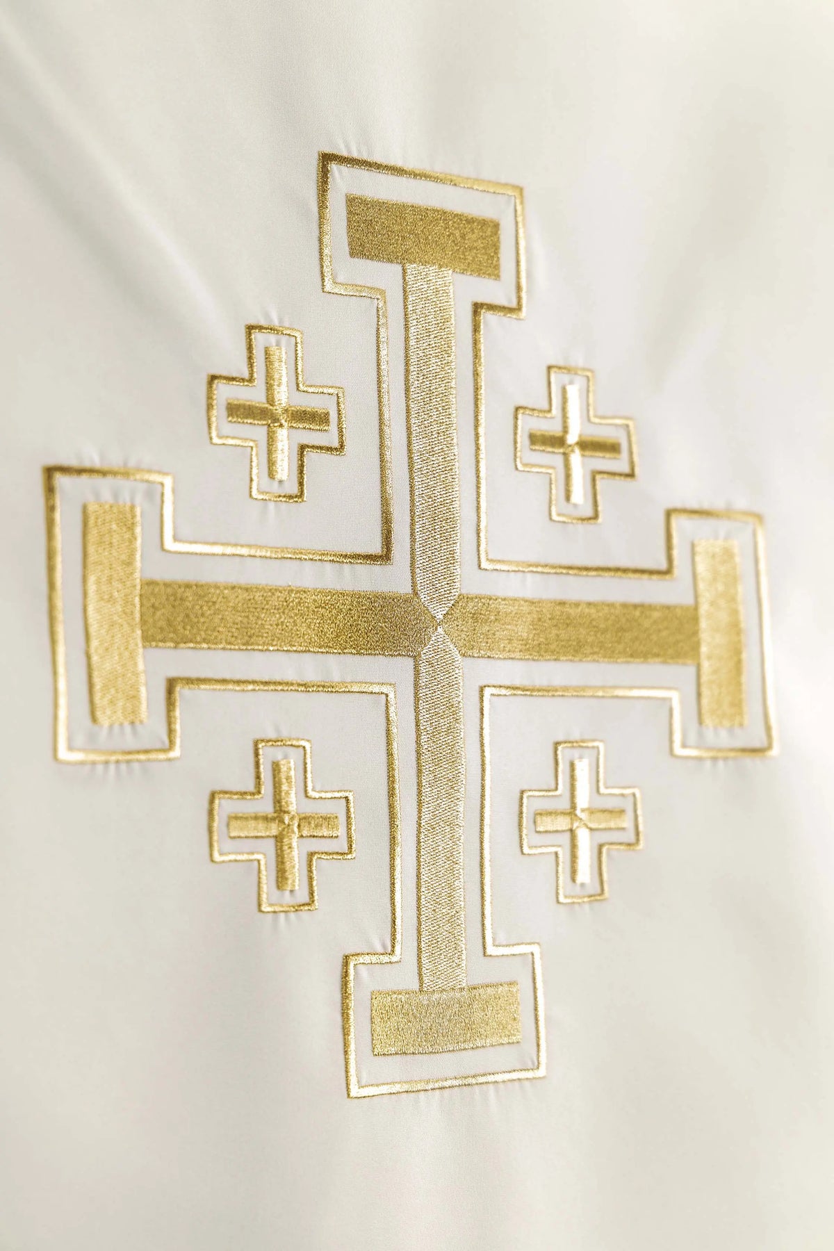 Écru voile de lutrin avec broderie dorée de la croix de Jérusalem, gros plan