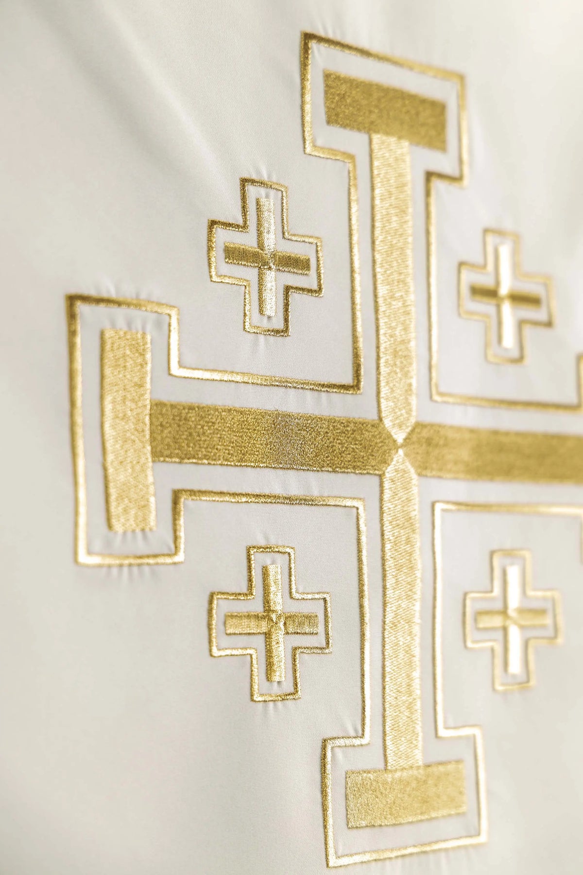 Écru voile de lutrin avec broderie dorée de la croix de Jérusalem, détail latéral