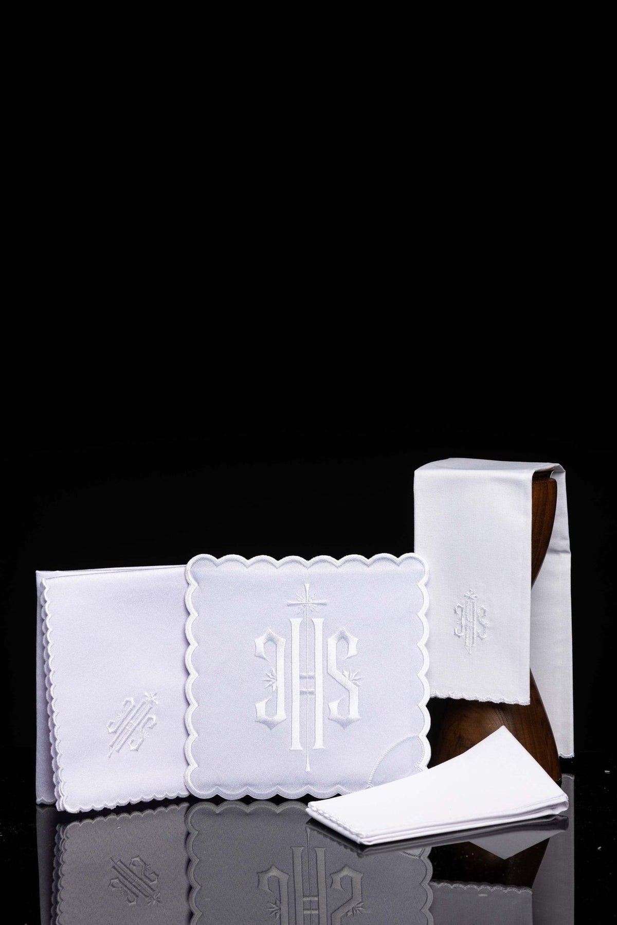 Linges de calice blancs avec broderie dorée du monogramme IHS, vue d’ensemble
