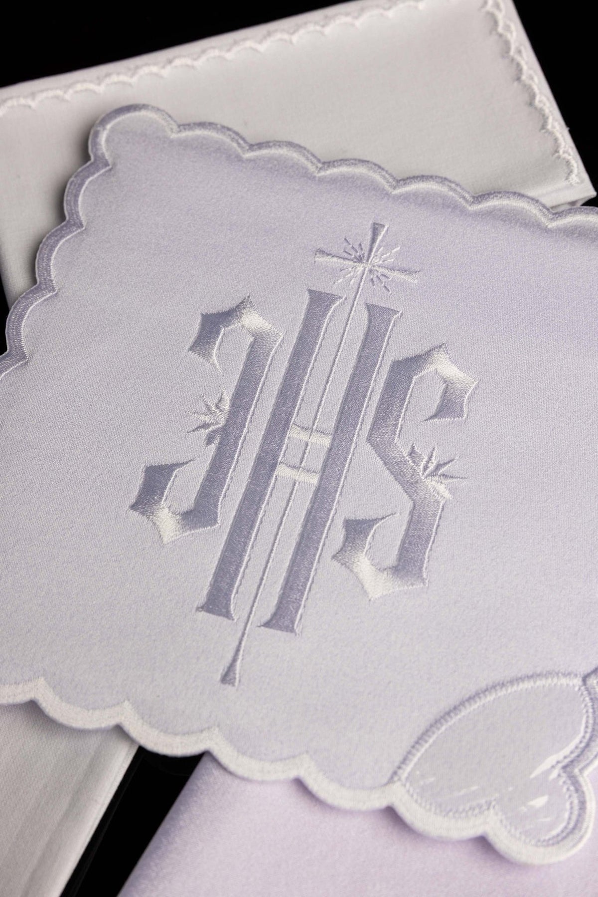 Linges de calice blancs avec monogramme IHS, gros plan sur la broderie
