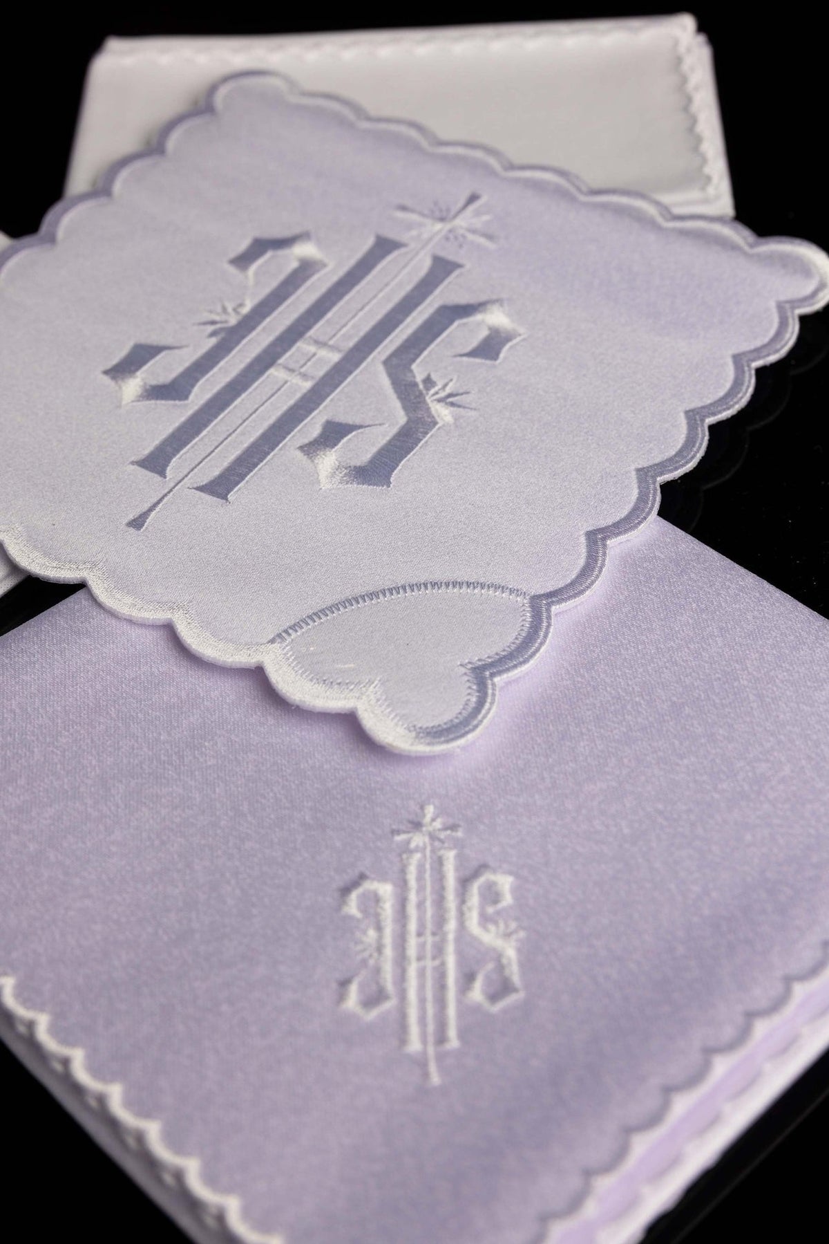 Linges de calice blancs avec monogramme IHS, vue rapprochée et bord festonné