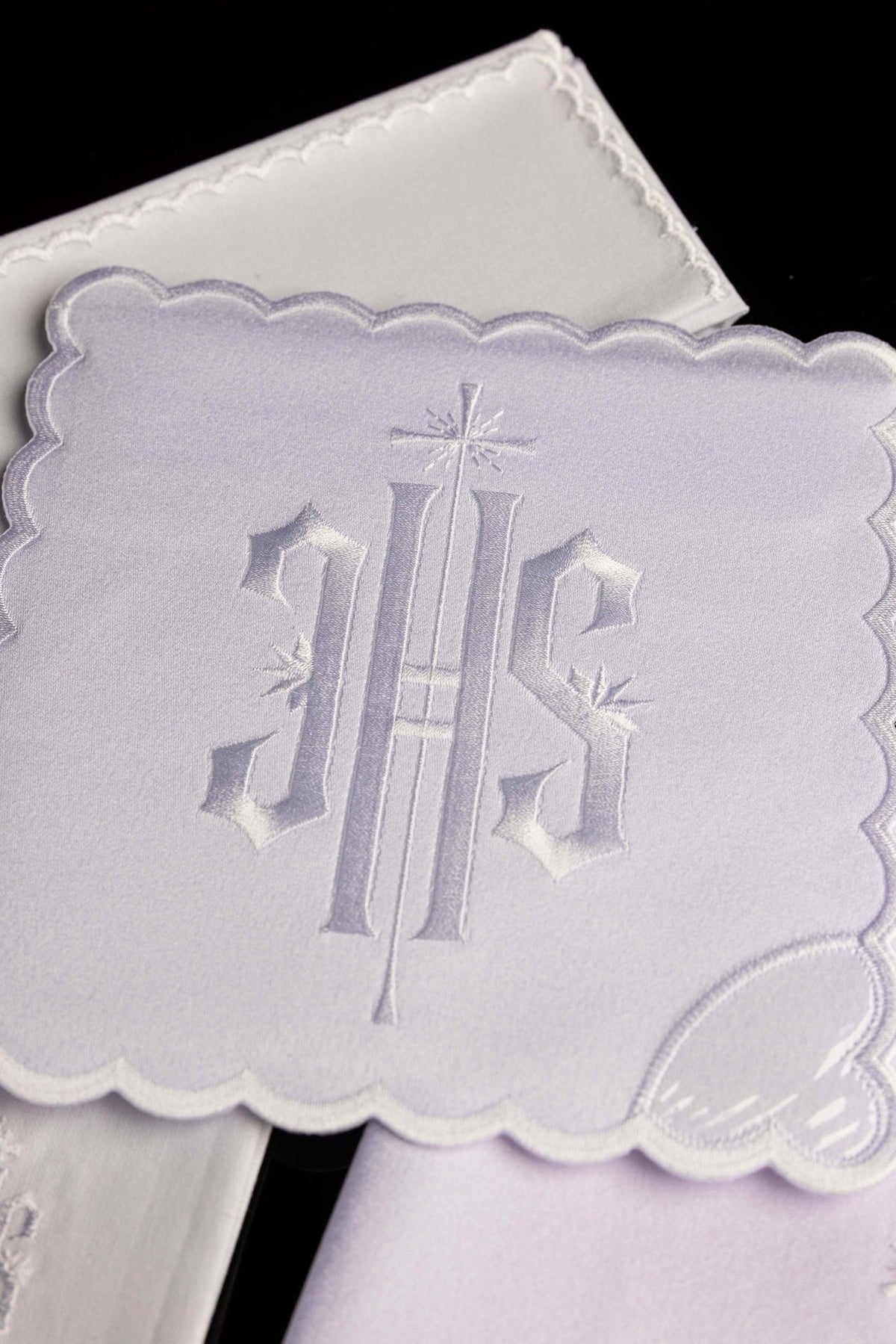 Linges de calice blancs avec monogramme IHS, vue de détail à plat