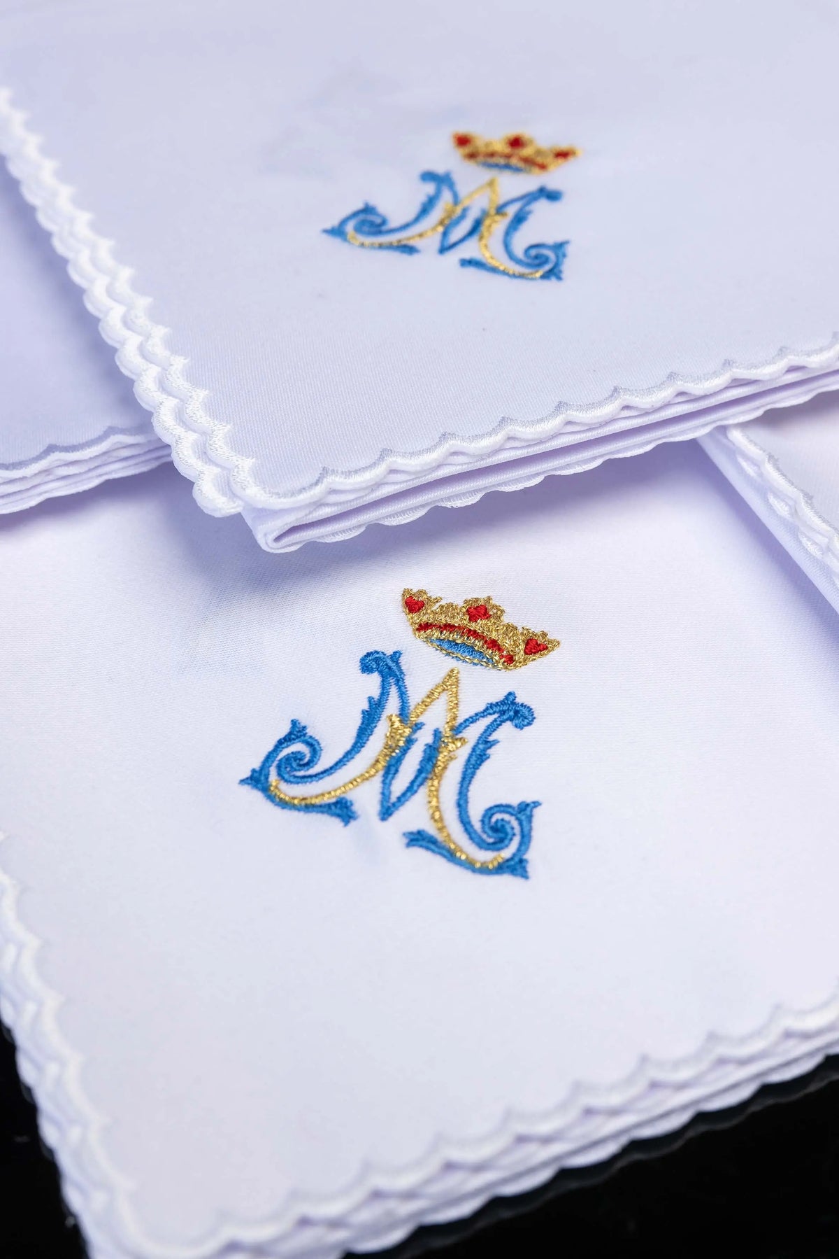 Blancs corporaux avec broderie du motif marial « M » couronné, vue rapprochée