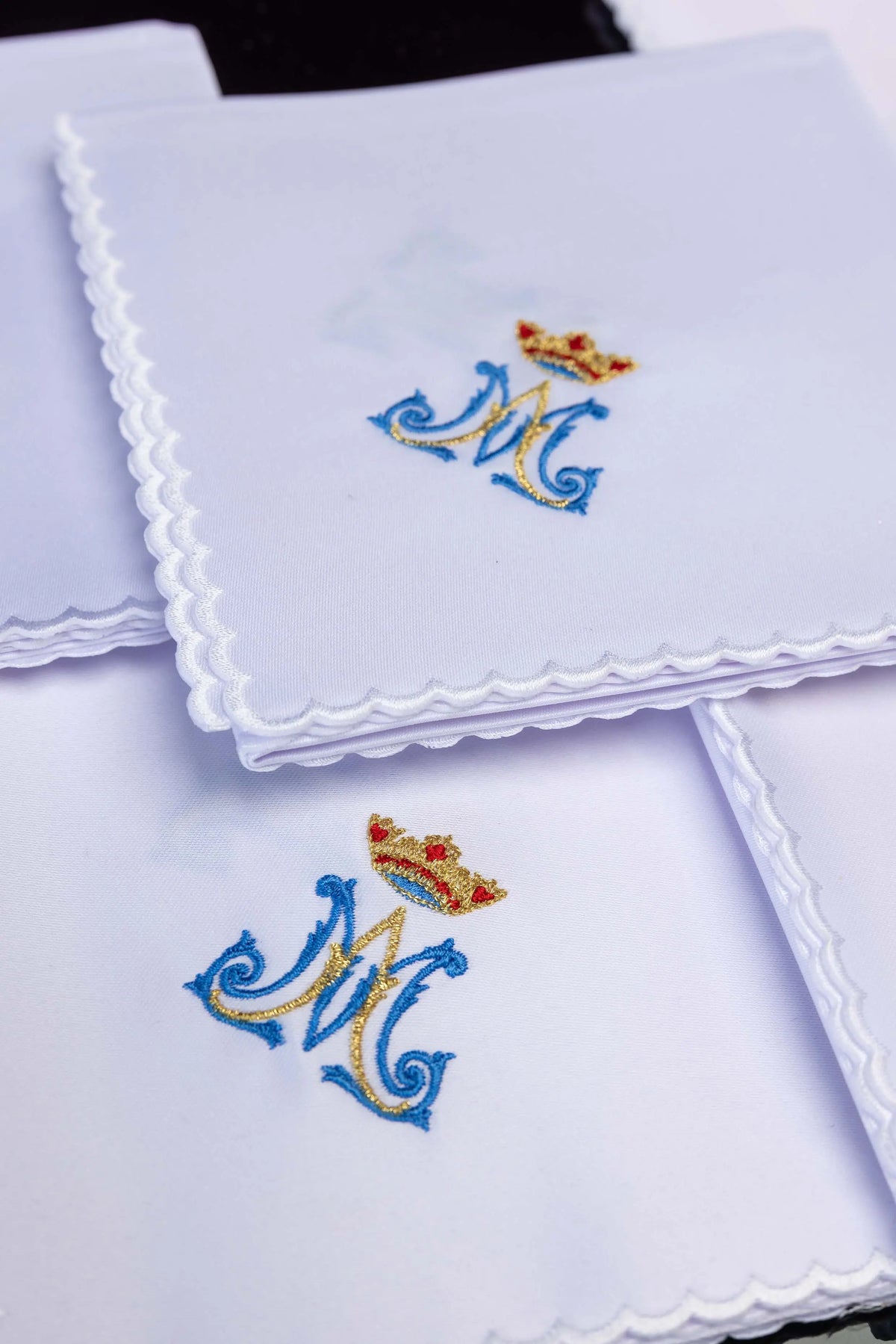 Blancs corporaux avec broderie du monogramme marial couronné, vue rapprochée