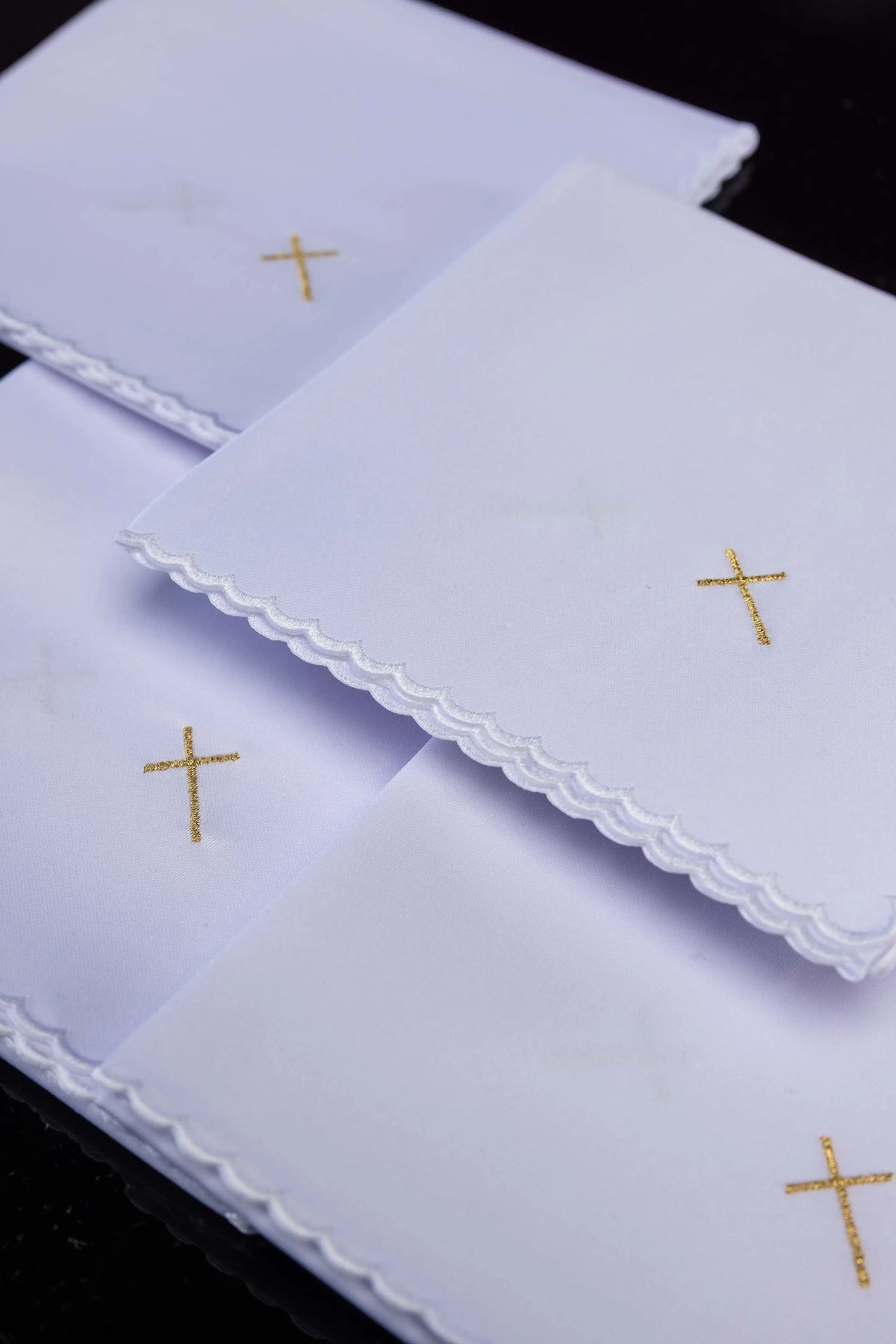 Blanc ensemble de corporaux avec croix brodée dorée, vue rapprochée et bords festonnés