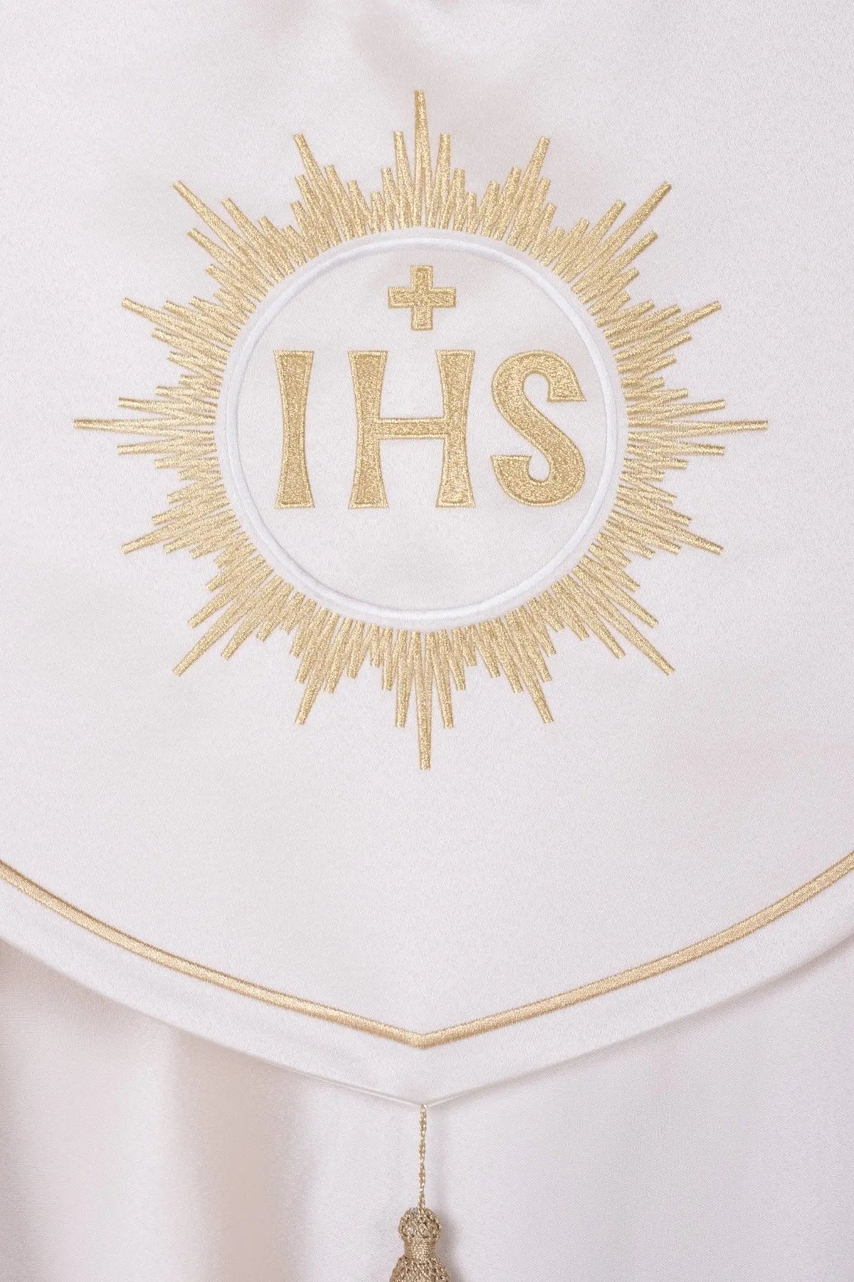 Écrue chape eucharistique avec broderie IHS, gros plan