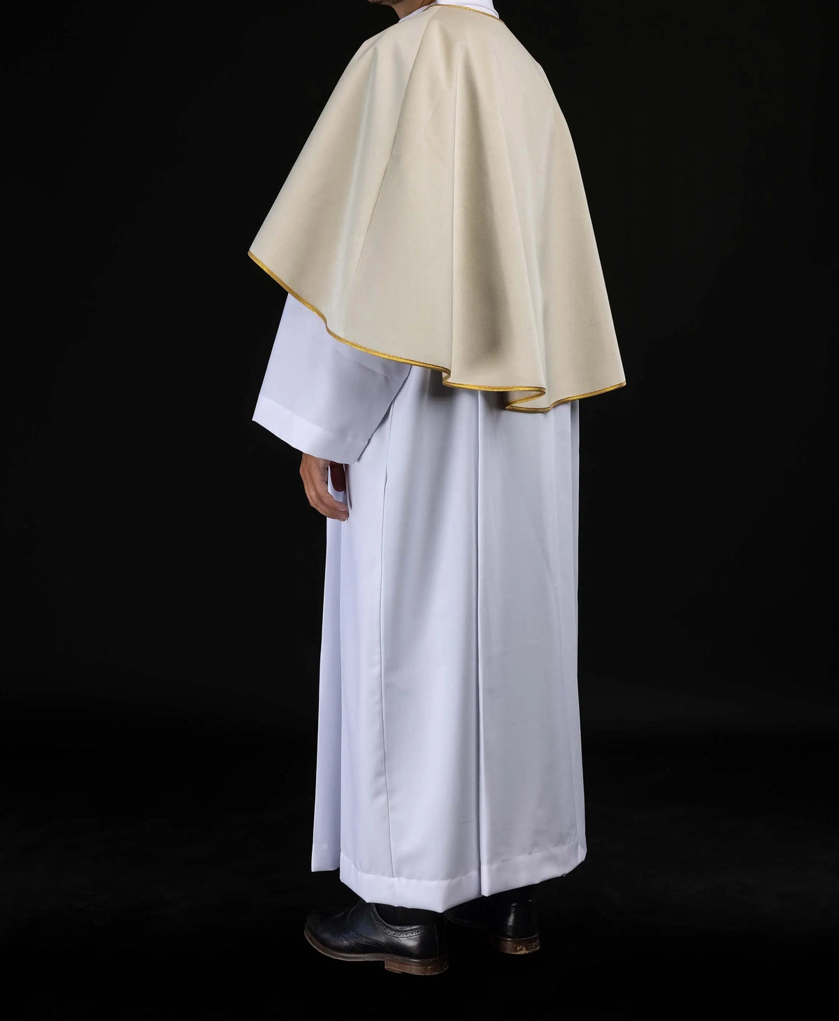 Écrue cape de servant d’autel en velours, bordure dorée, vue de côté