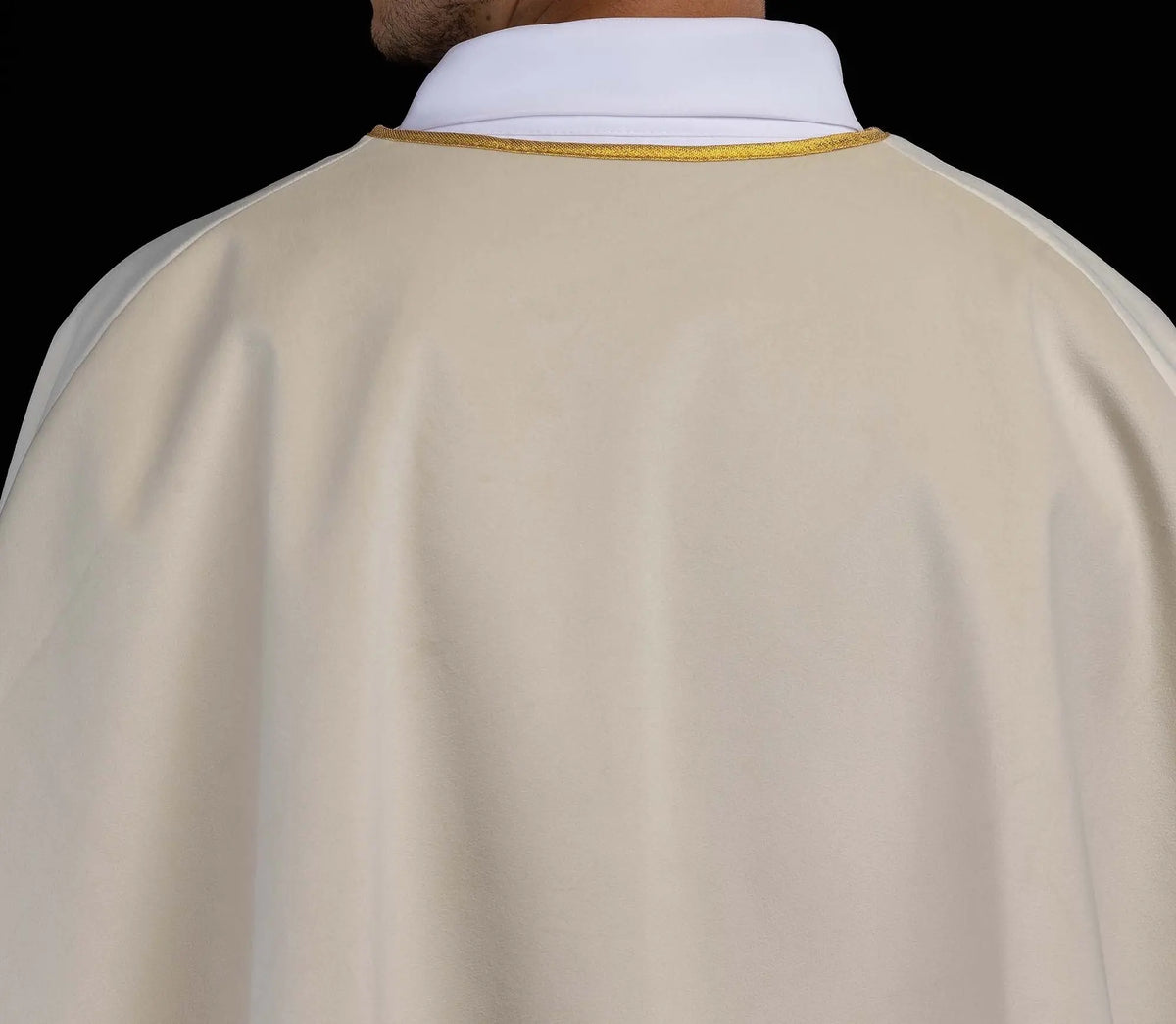 Écrue cape de servant d’autel en velours, dos uni à bordure dorée, vue arrière rapprochée
