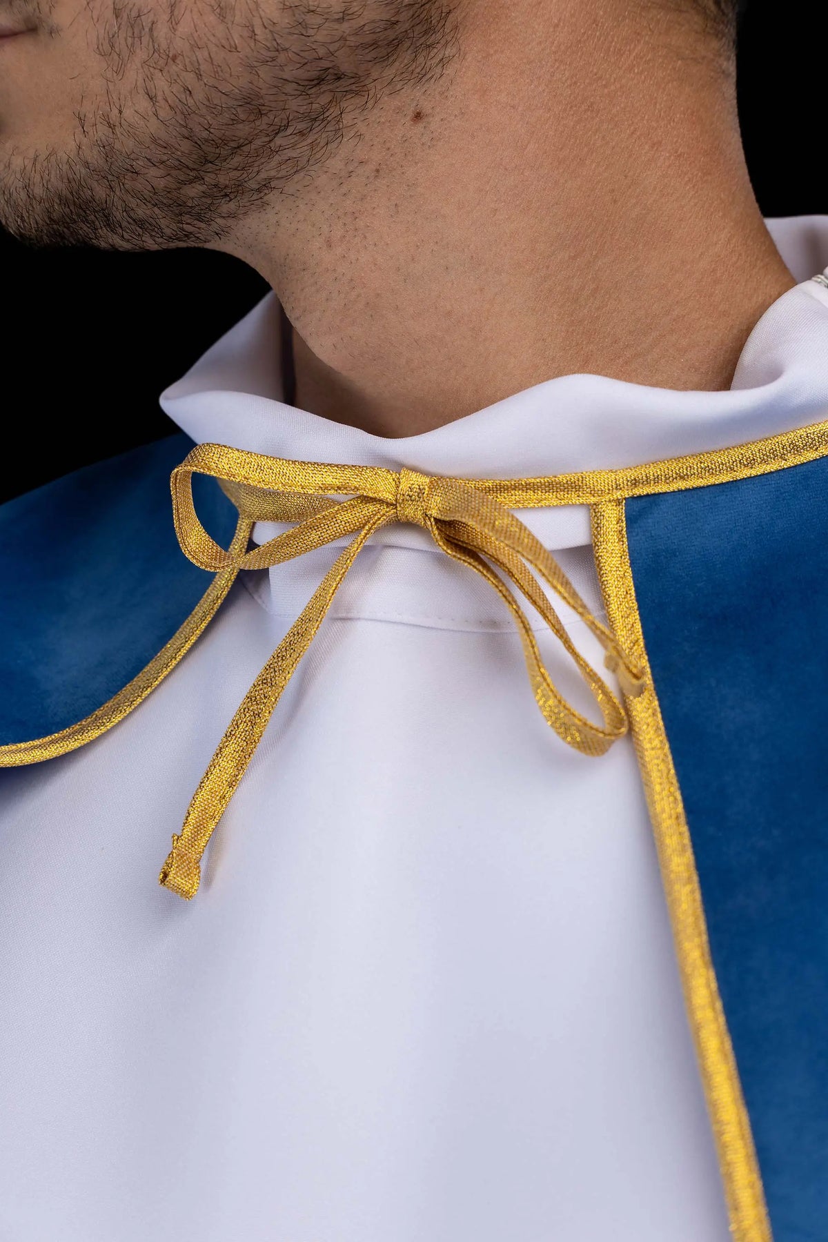 Bleue cape de servant d’autel en velours, gros plan du col et du lien doré