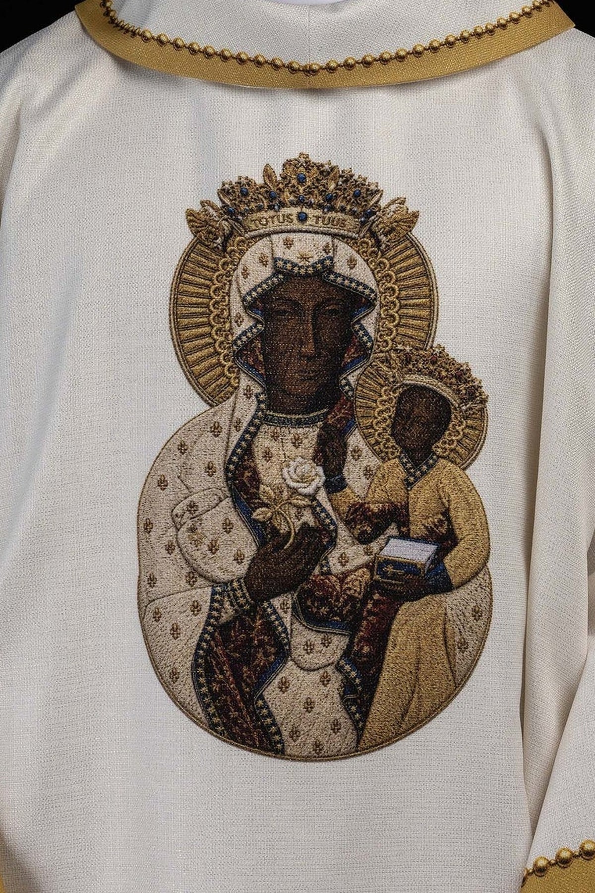 Écru chasuble imprimée à l’effigie de la Vierge Marie de Częstochowa, motif central en gros plan