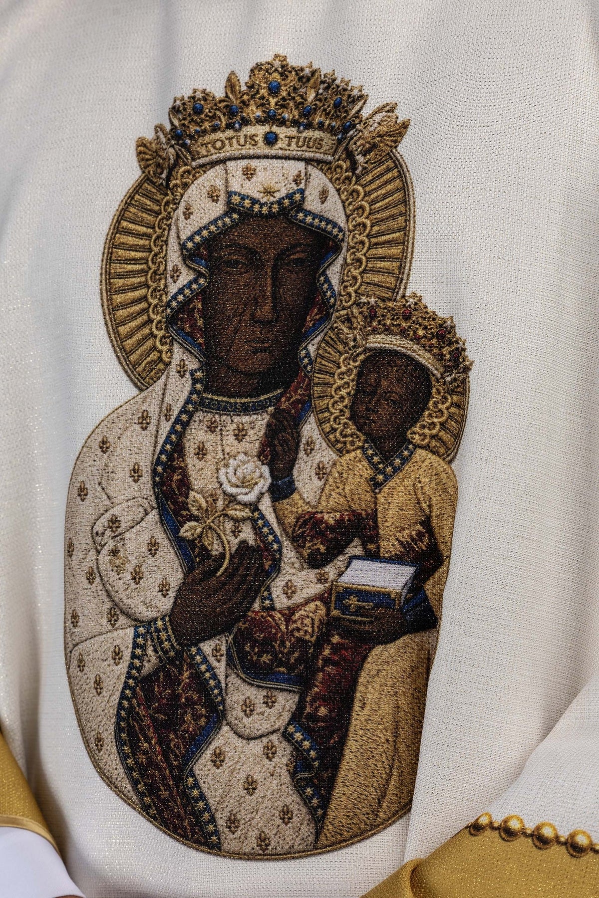 Écru chasuble avec Vierge Marie, détail du motif imprimé de face