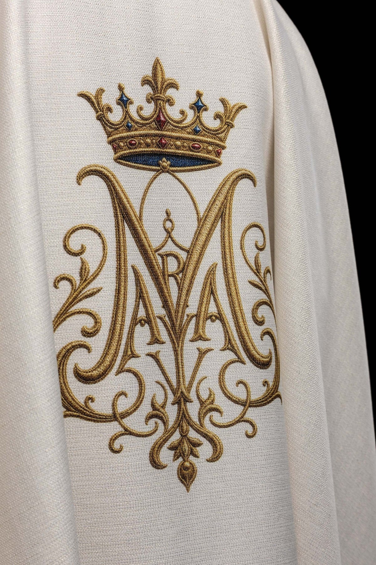 Écru chasuble avec monogramme marial couronné, gros plan du dos