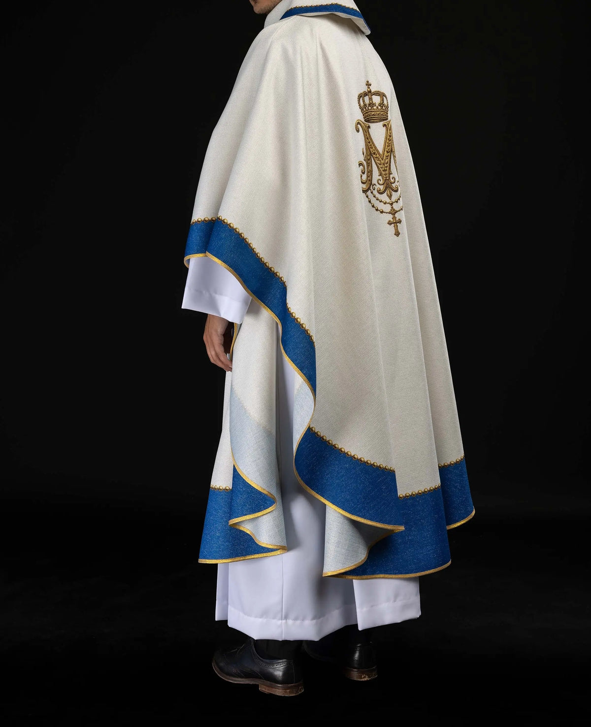 Écrue chasuble avec monogramme marial couronné, vue arrière trois quarts