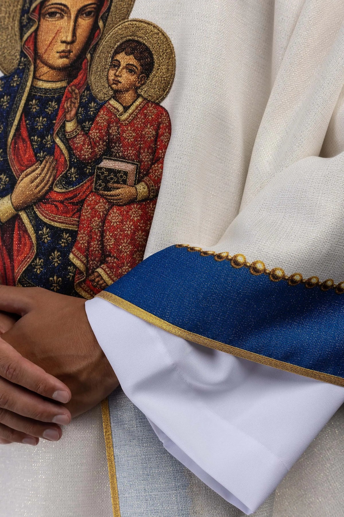 Écrue chasuble avec icône de la Vierge Marie et l’Enfant, gros plan sur la bordure
