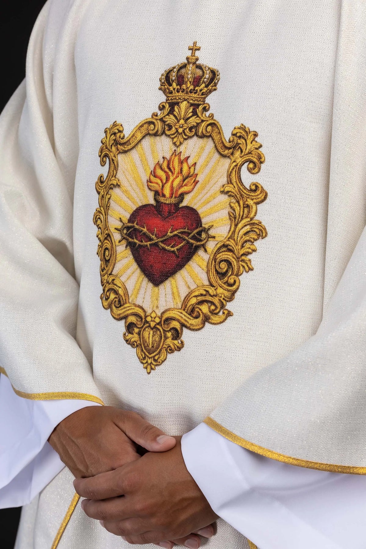 Chasuble écrue avec le Sacré-Cœur de Jésus, gros plan du motif frontal