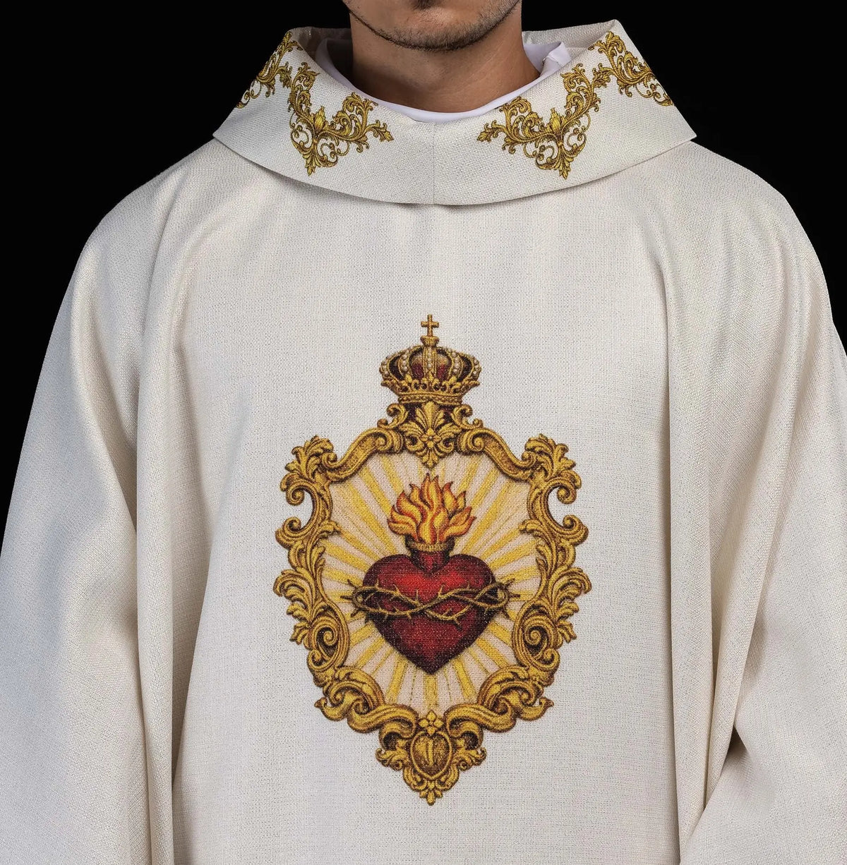 Chasuble écrue avec le Sacré-Cœur de Jésus, vue rapprochée de face