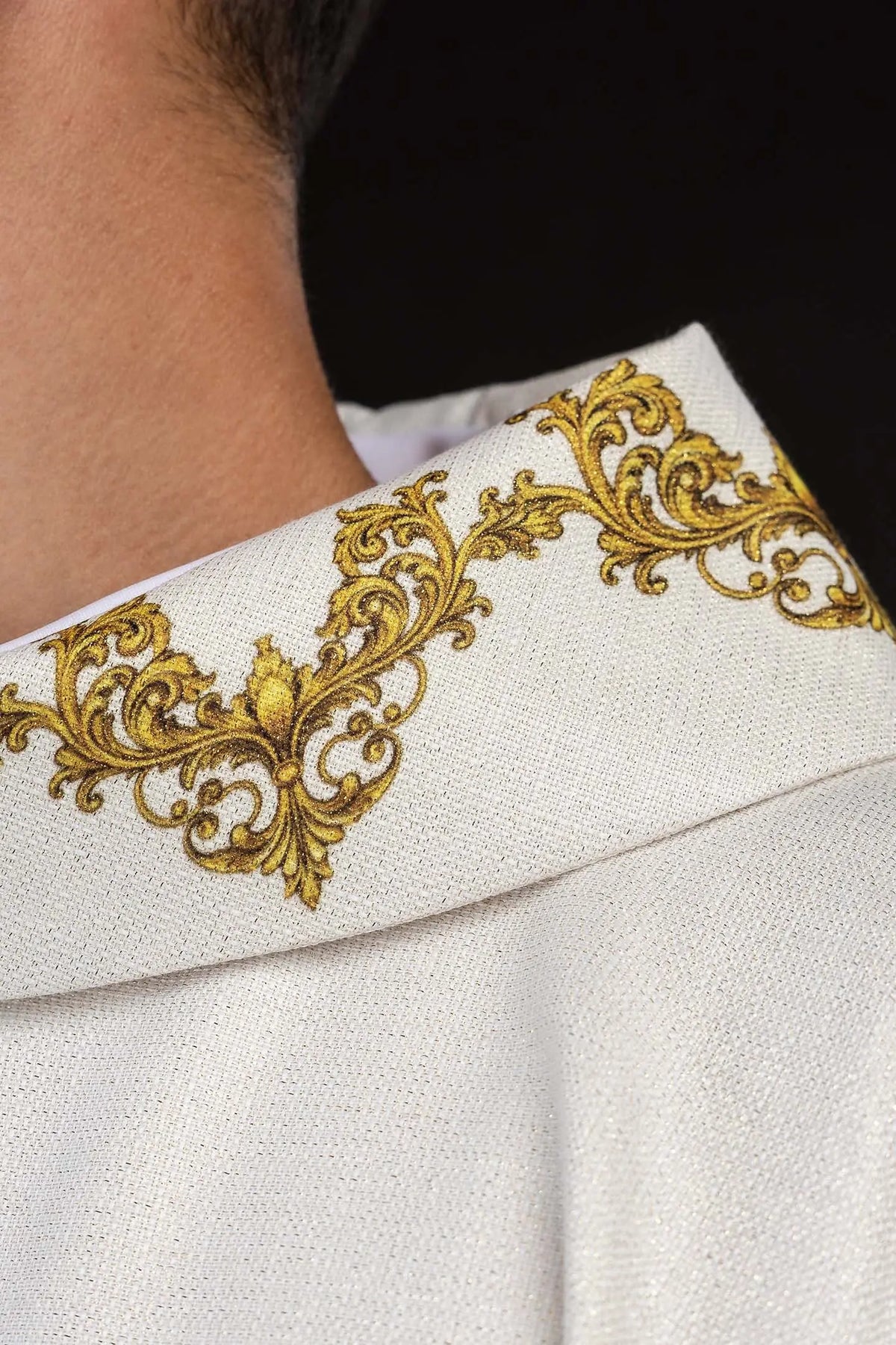 Chasuble écrue avec le Sacré-Cœur de Jésus, gros plan du col ornementé