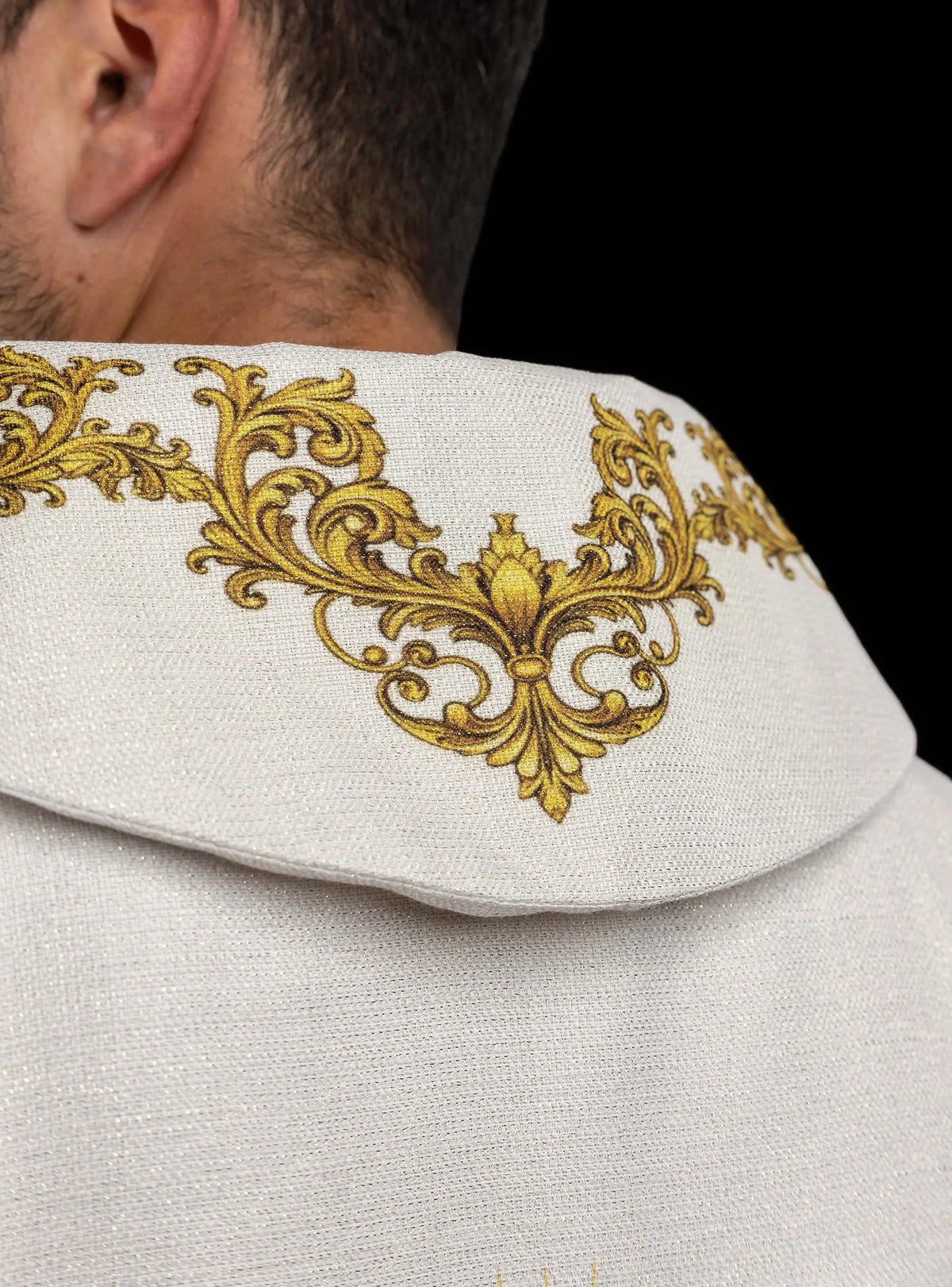 Chasuble écrue avec le Sacré-Cœur de Jésus, gros plan du motif IHS au dos