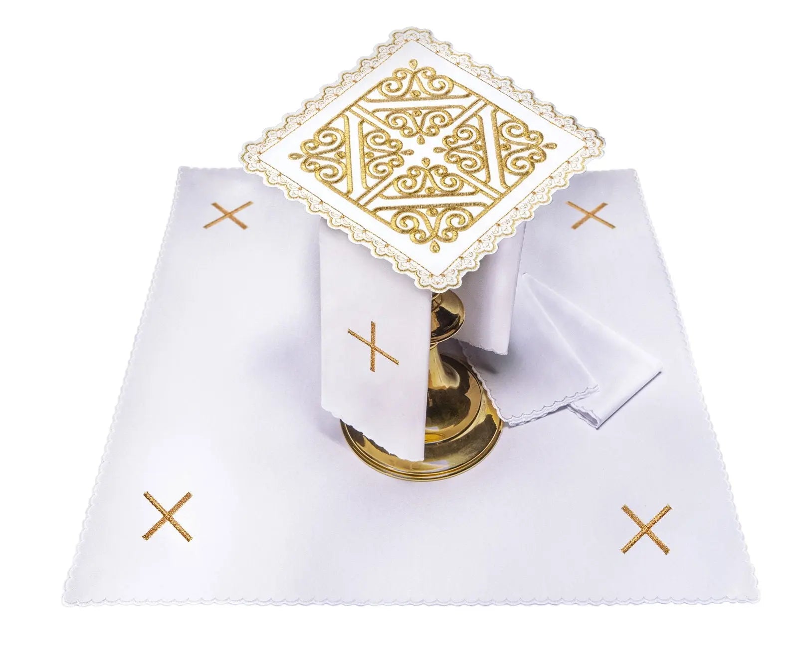 Ensemble de coupes avec motif de croix sur broderie dorée