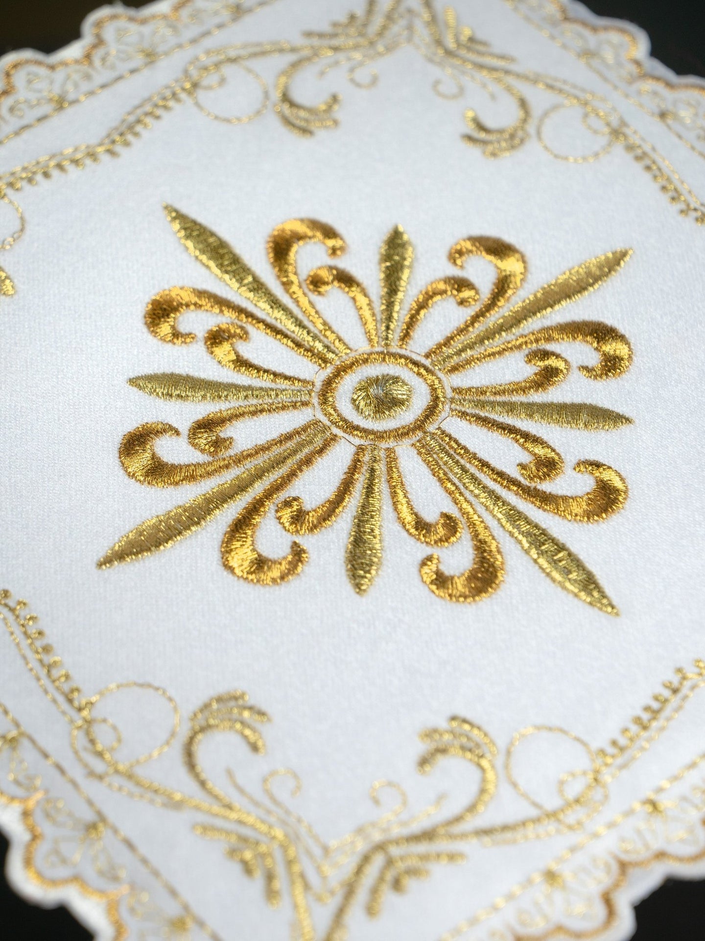 Komplet kielichowy z motywem złotego krzyża z ozdobnym haftem