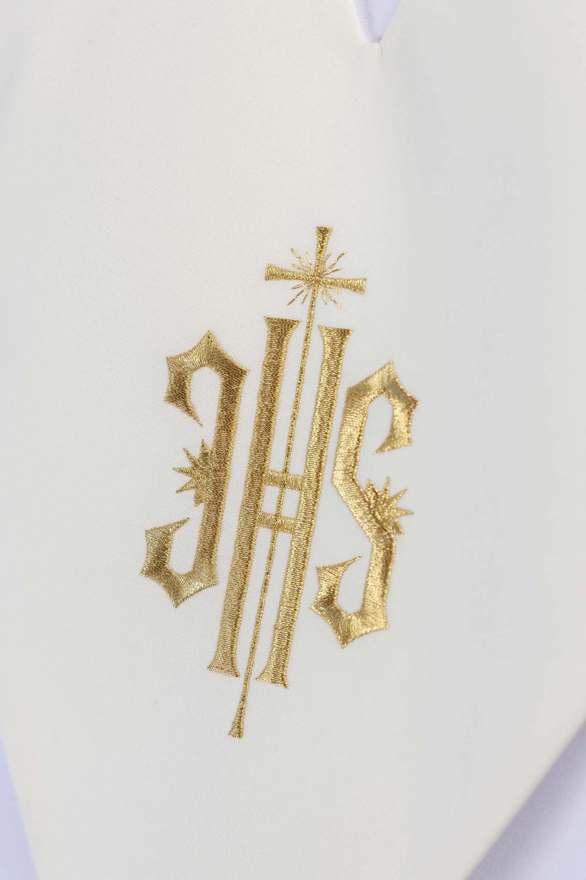 Écru scapulaire de lecteur avec broderie IHS, détail de la broderie dorée