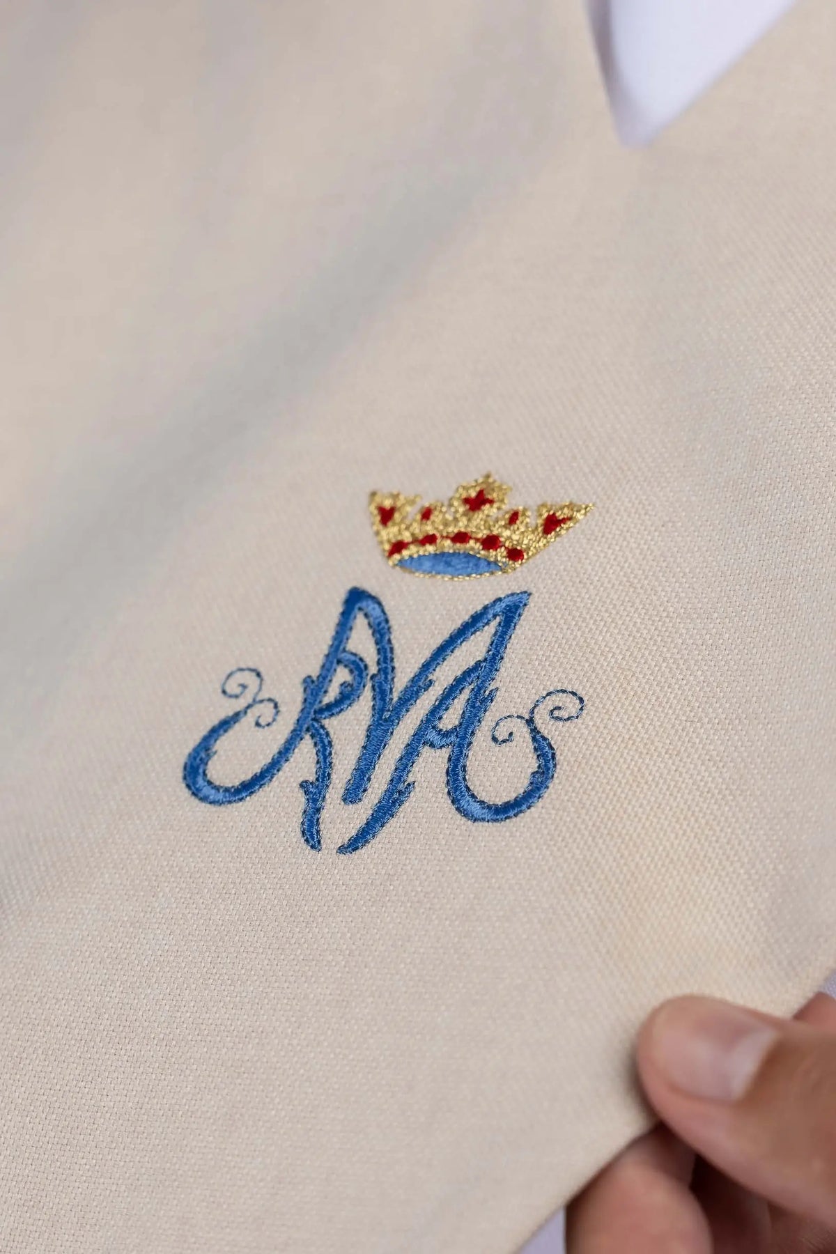 Écru scapulaire de lecteur brodé d’un motif marial, détail rapproché
