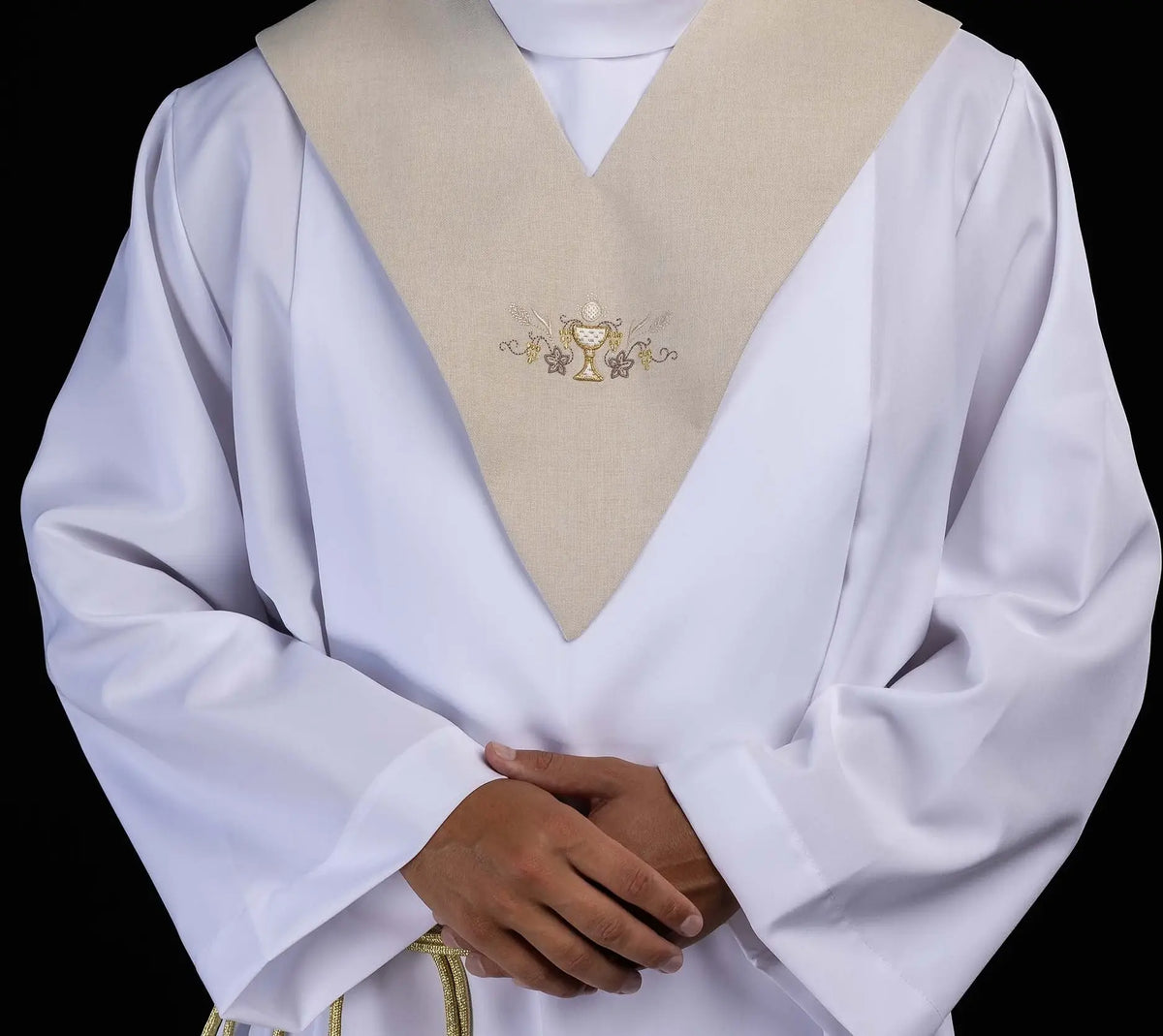 Écru scapulaire de lecteur avec broderie d’un calice eucharistique, gros plan frontal