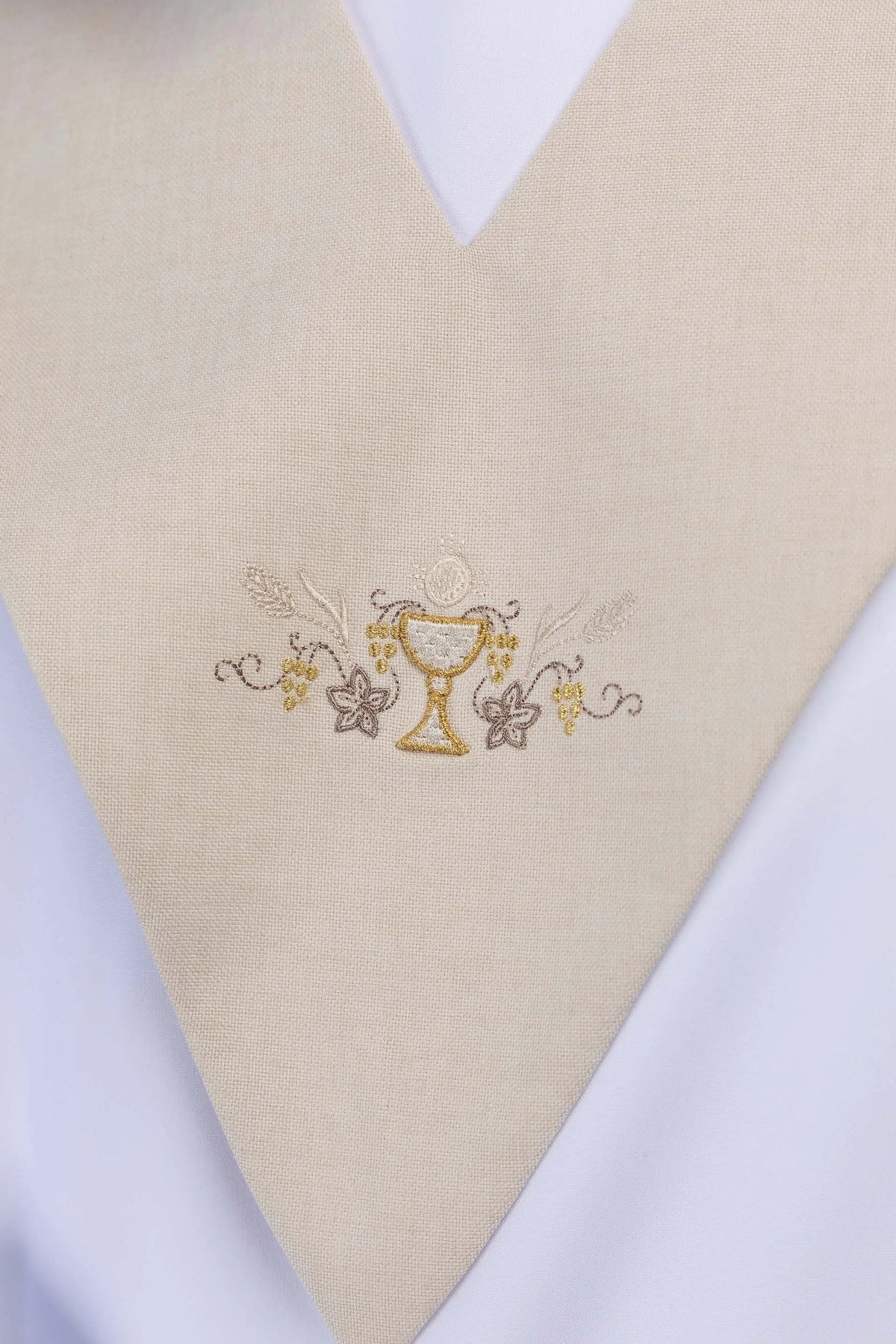 Écru scapulaire de lecteur avec broderie d’un calice eucharistique, détail de broderie