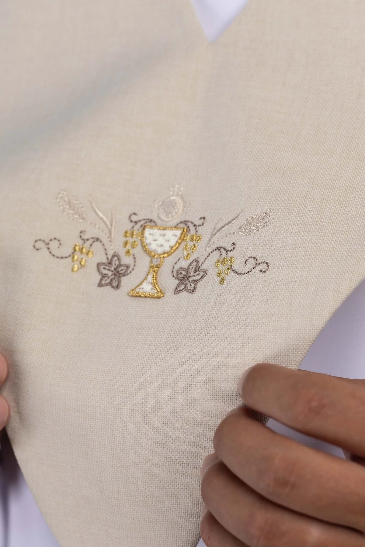 Écru scapulaire de lecteur avec broderie d’un calice eucharistique, gros plan du motif