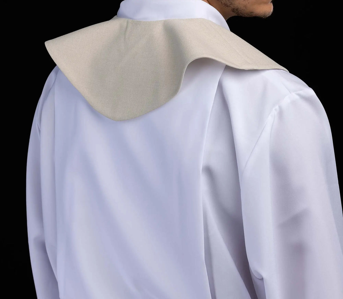 Écru scapulaire de lecteur avec broderie d’un calice eucharistique, vue arrière