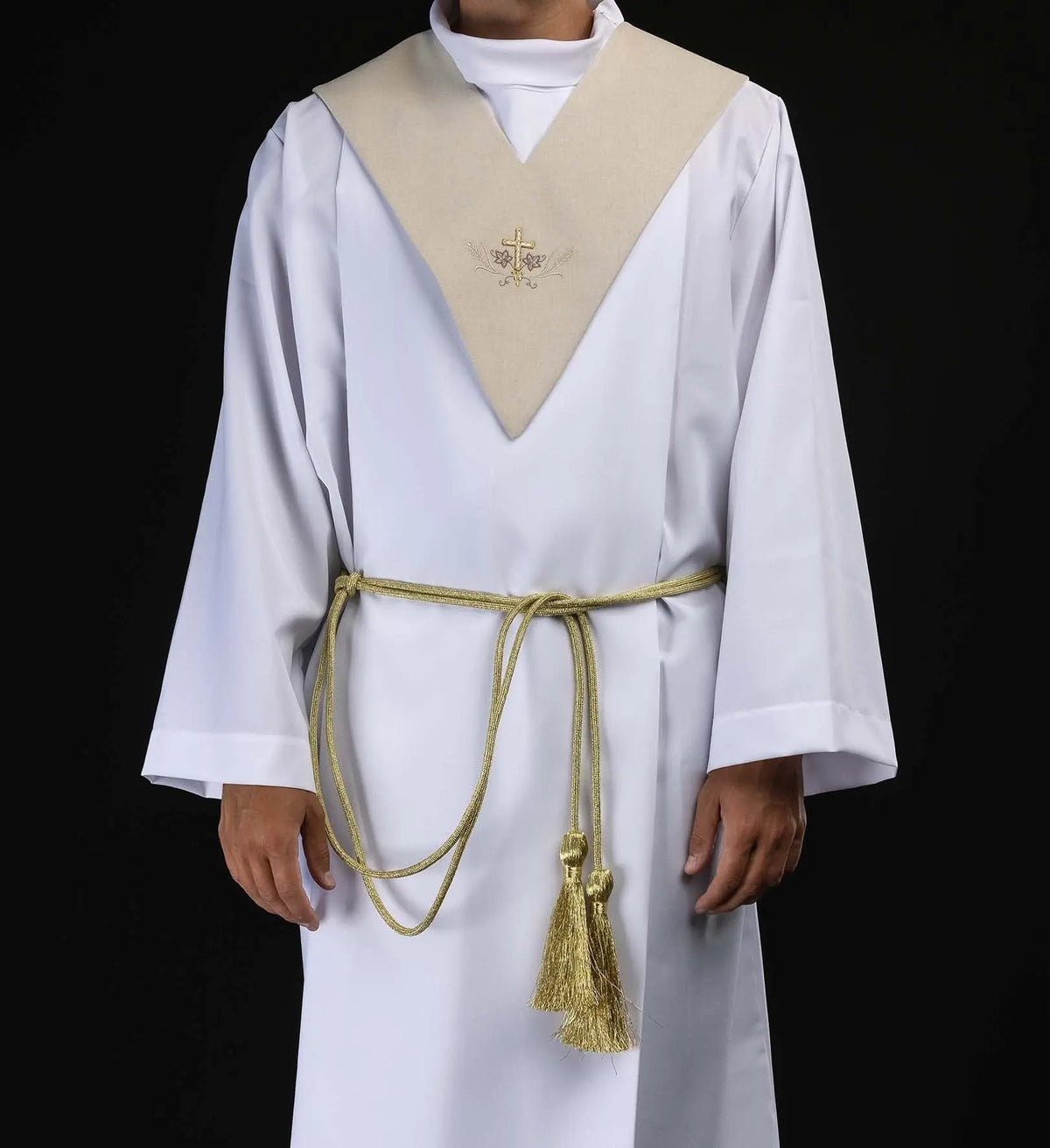 Scapulaire de lecteur écru avec croix dorée brodée, vue de face portée