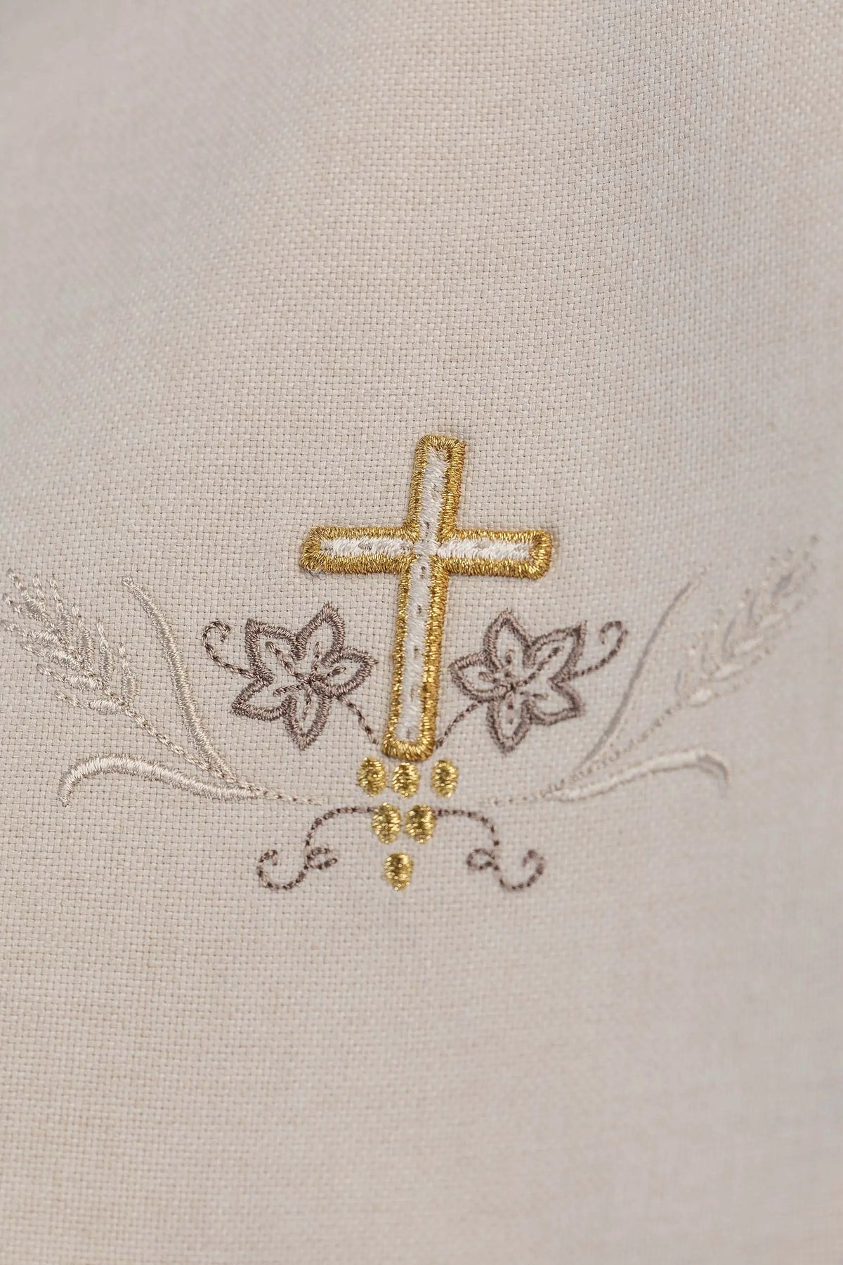 Scapulaire écru avec croix dorée brodée, détail de la broderie