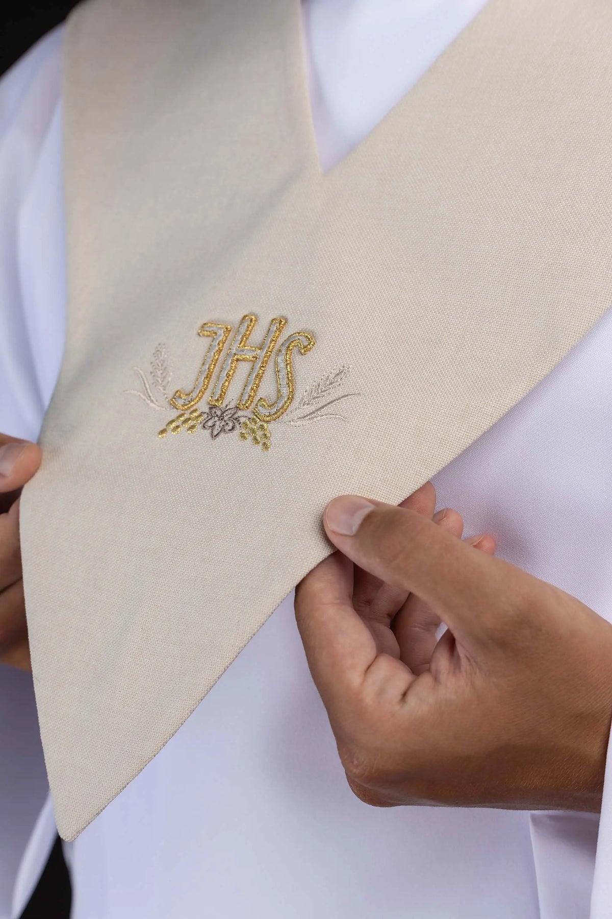 Écharpe de lecteur écrue avec broderie IHS dorée, détail du motif brodé