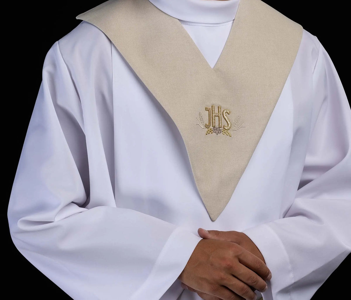 Écharpe de lecteur écrue avec broderie IHS dorée, vue de face rapprochée
