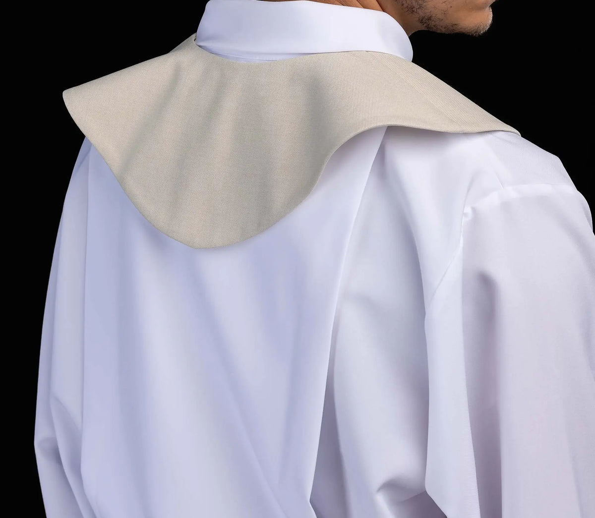Écharpe de lecteur écrue avec broderie IHS dorée, vue de dos portée