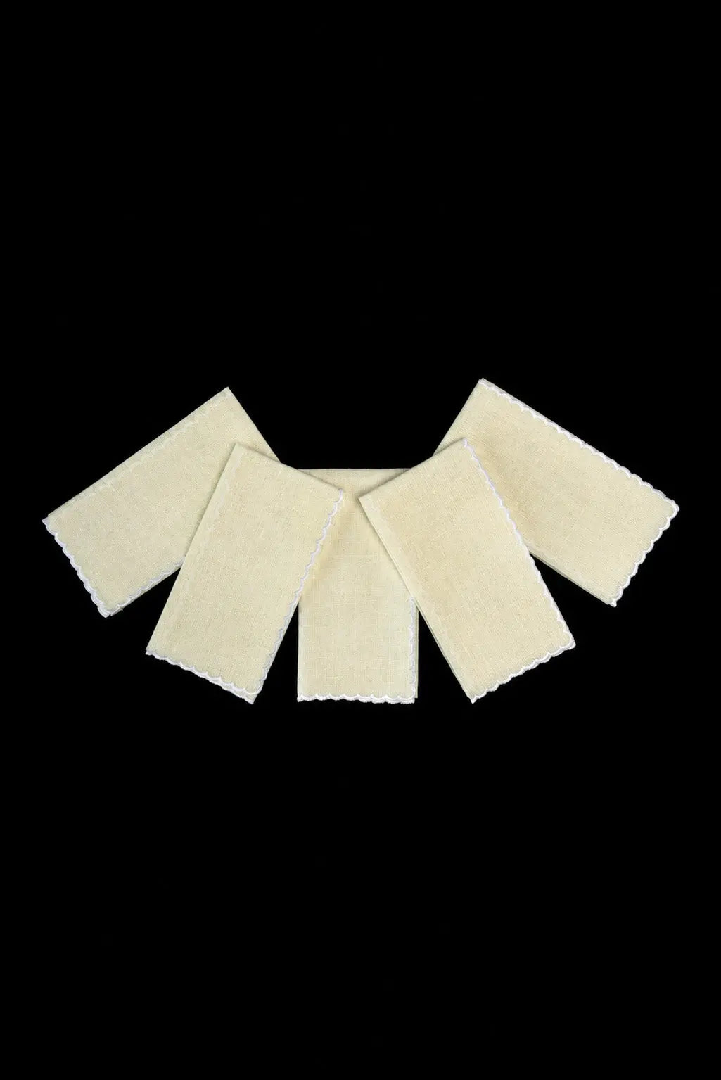Écru ensemble de 5 manuterges liturgiques en lin, bordure festonnée blanche, vue d’ensemble