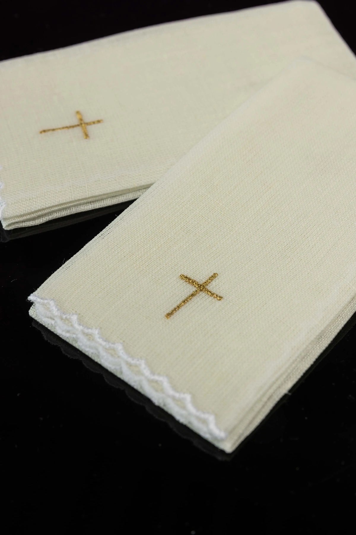 Écru purificatoire avec croix en broderie dorée, vue rapprochée pliée