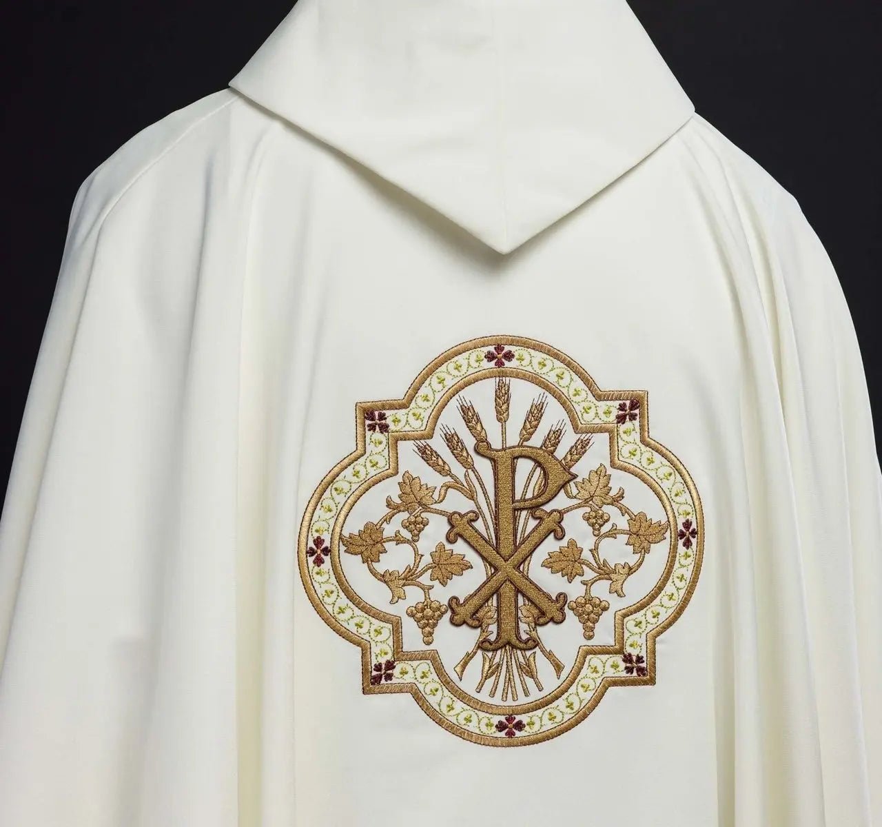 Chasuble crème avec broderie IHS et PAX