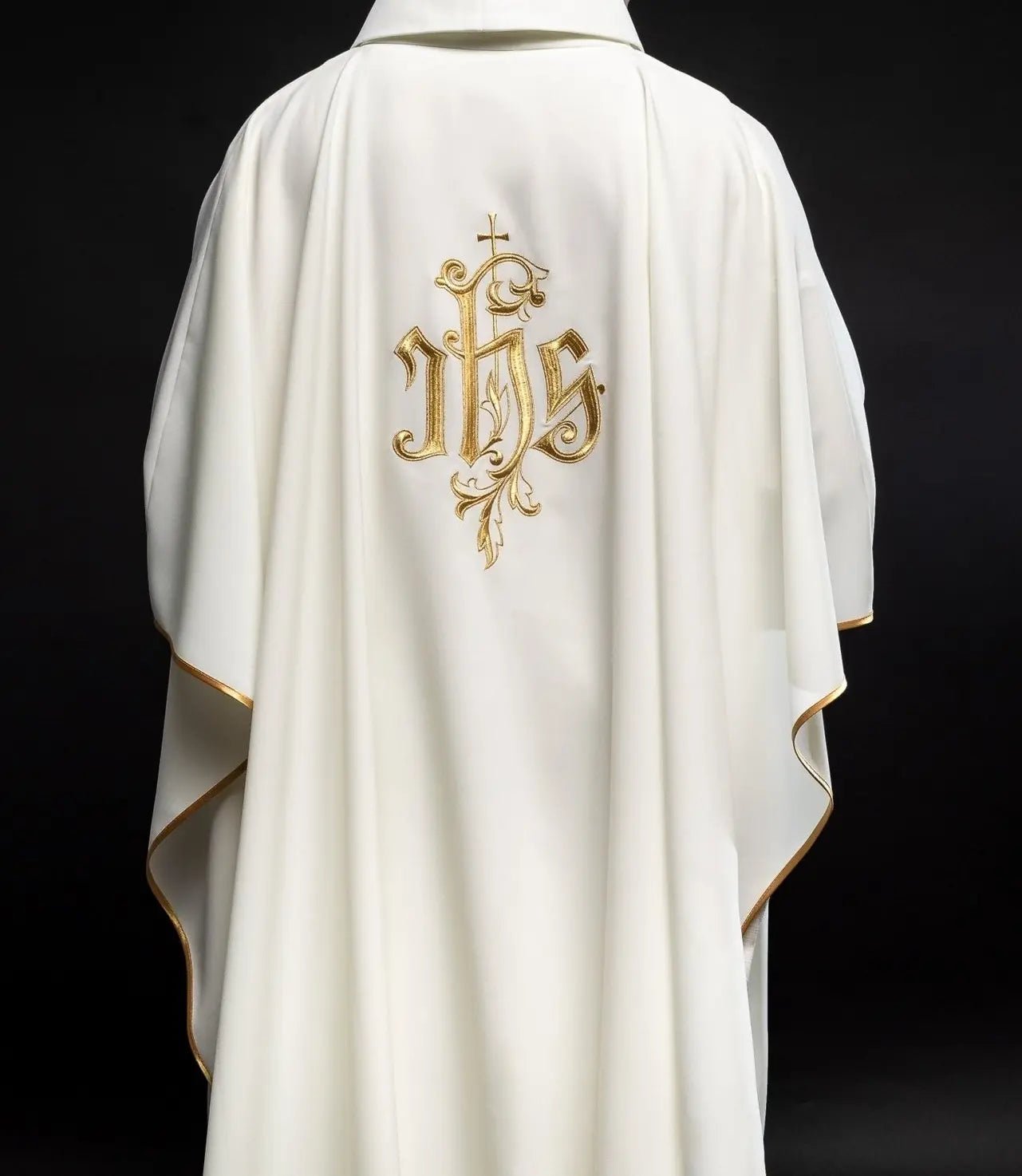 Chasuble crème avec broderie dorée IHS