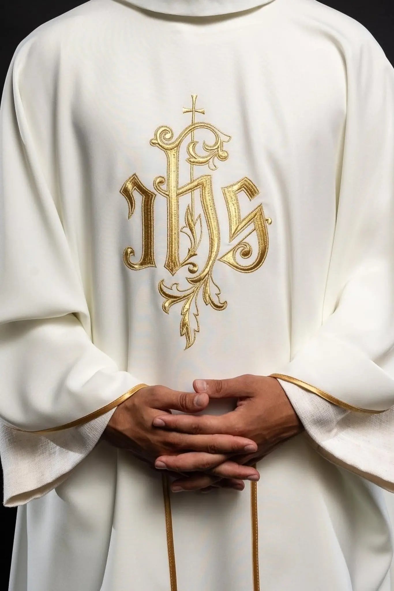 Chasuble crème avec broderie dorée IHS