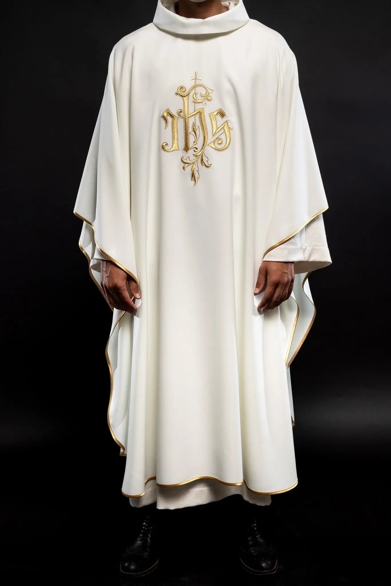 Chasuble crème avec broderie dorée IHS