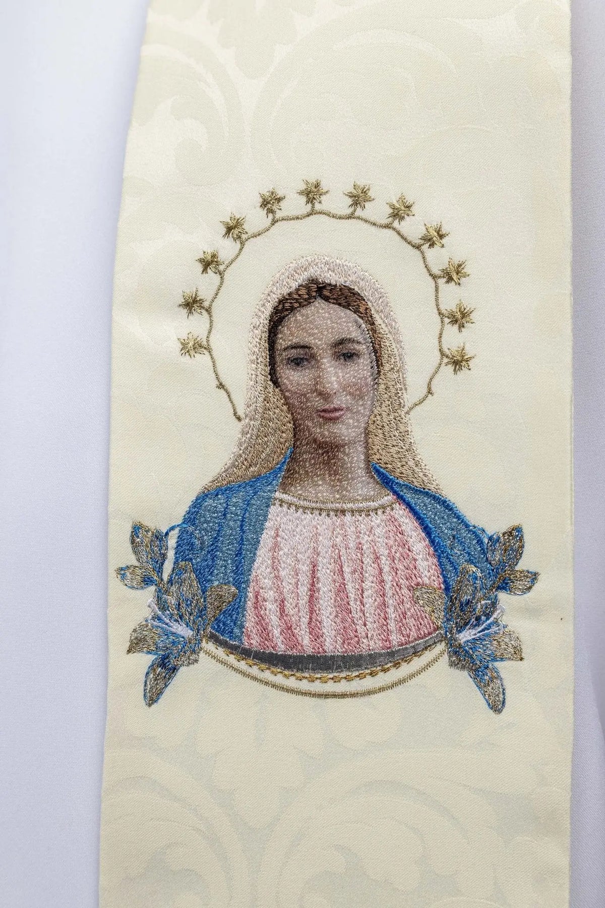 Écru étole avec Vierge Marie brodée, gros plan du motif
