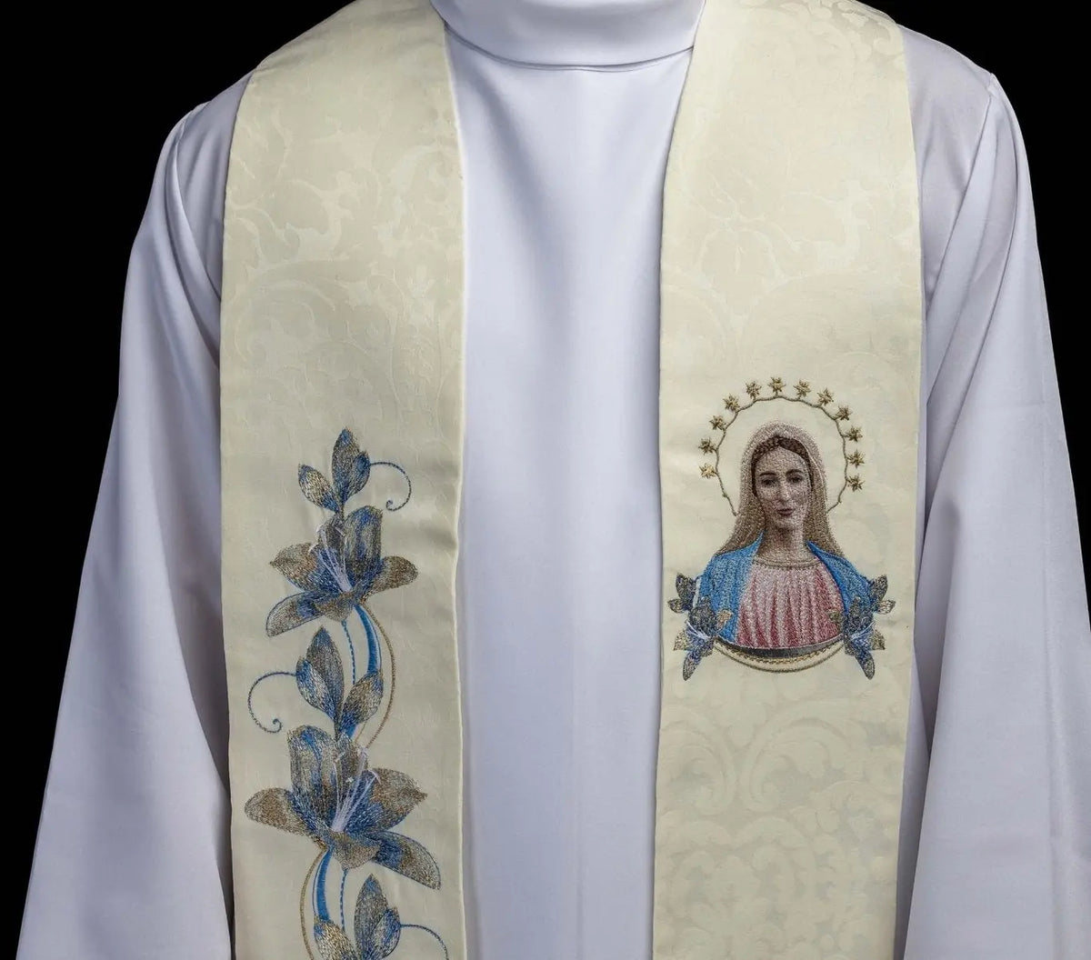 Écru étole avec Vierge Marie brodée et fleurs bleues, vue rapprochée portée