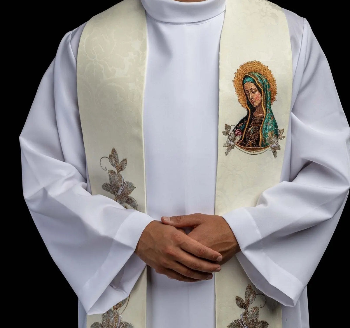 Écru étole avec la Vierge Marie de Guadalupe et fleurs brodées, vue rapprochée portée