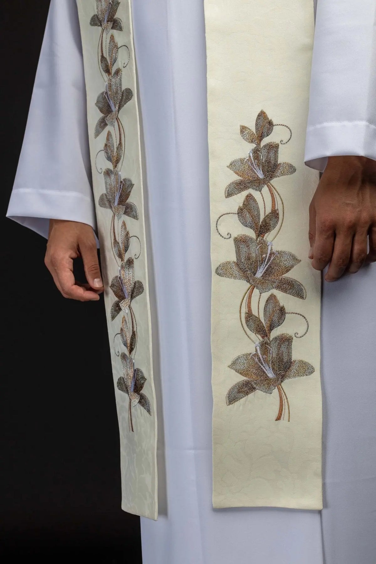 Écru étole brodée de fleurs, détail des motifs floraux