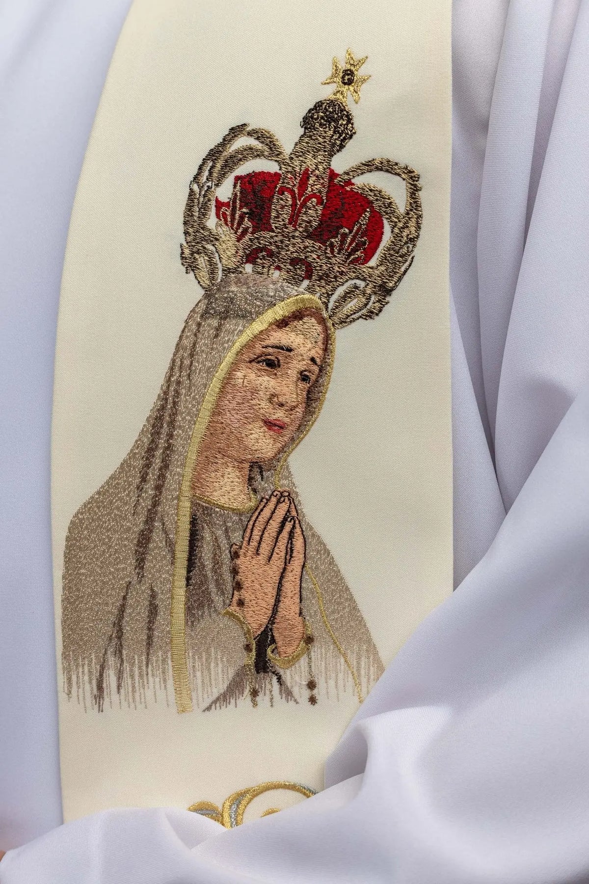 Écru étole brodée, Vierge Marie de Fatima couronnée, gros plan du motif